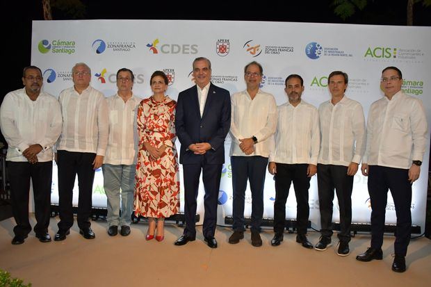 El presidente Luis Abinader y la vicepresidenta Raquel Peña junto a empresarios que integran Compromiso Santiago.