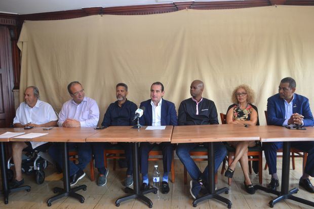 Vista de conjunto de la mesa con los dirigentes de RD 100% Renovable y los representantes de las comunidades de Bávaro, Punta Cana, Macao y Bayahibe.