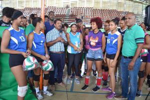 Alcaldía Los Alcarrizos entrega utilería deportiva torneo superior voleibol femenino 2018