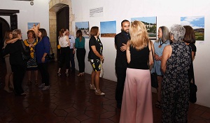 Público en la exposición “Tierras Prometidas”, de la artista dominicana Patricia Mano Tolentino, en el Museo de Las Casas Reales.