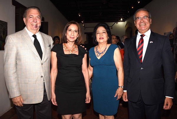 El ministro de Cultura, arquitecto Eduardo Selman, la artista Patricia Mano Tolentino, Ana Yee de Kury y el embajador de Israel Daniel Saban.