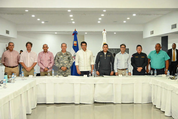 Ministro David Collado encabeza reunión con los jefes de la Policía, la Armada y la DNCD.