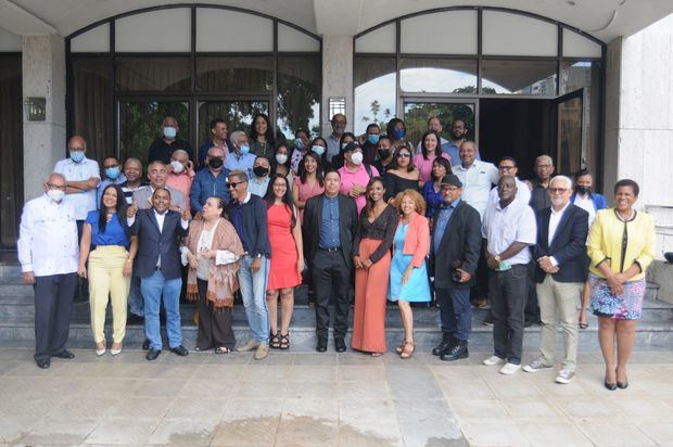  foto grupal de la base de ADOPAE en las escalinatas de la Sala de la Cultura del Teatro Nacional.

 