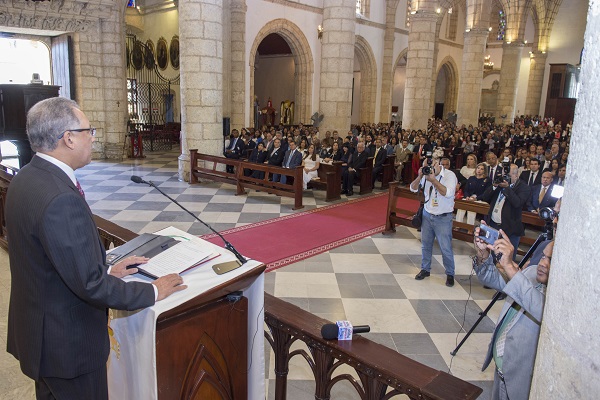 El administrador general del Banco de Reservas, Simón Lizardo Mézquita, habla en la misa de acción de gracias por el 77º aniversario de la institución financiera.