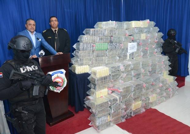 Autoridades de la Dirección Nacional de Control de Drogas (DNCD) con apoyo de la Armada de República Dominicana (ARD)    .