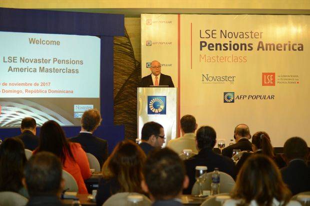 El señor Eduardo J. Grullón, presidente de AFP Popular, en sus palabras durante el acto de inauguración, explicó que con esta iniciativa esta filial de Grupo Popular busca contribuir con el debate constructivo en torno al sistema previsional dominicano.