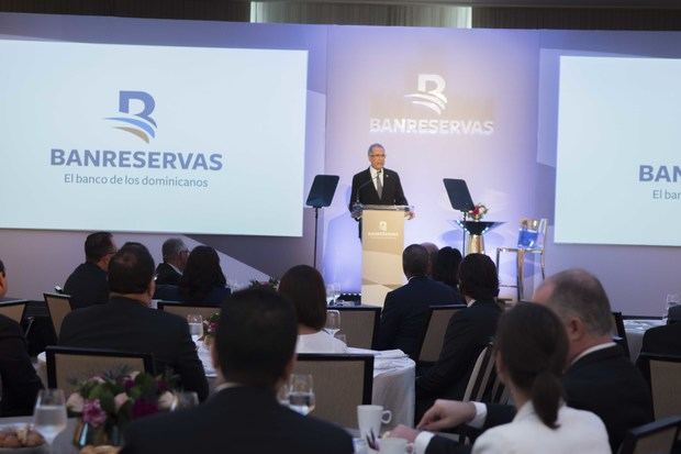 El administrador general del Banco de Reservas, Simón Lizardo Mézquita, habla durante el Tercer Desayuno Empresarial Banreservas.