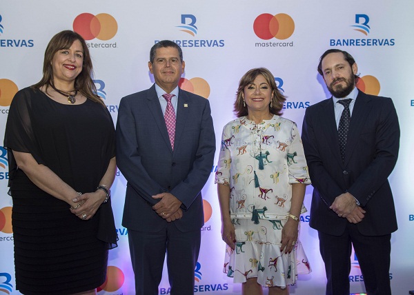 Delma Reyes, William Read, Antonia Subero y Mateo Lleras, en el lanzamiento  de la Tarjeta Mastercard Débito Negocios dirigida a las Pymes.