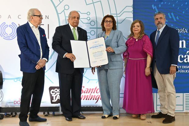 Juan Daniel Balcácer recibe su reconocimiento de manos de Mayra Corporán, Don Luis Sánchez Noble, Mildred Josefina Bergés de Sánchez y Etienne Sánchez.
