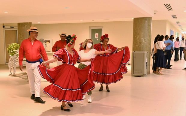 El vuelo fue recibido en un ambiente festivo a ritmo de merengue por el ballet folclórico del MITUR