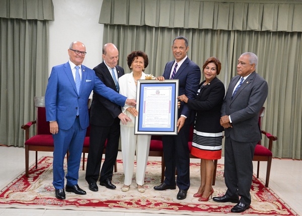 Zoila Martínez al momento de recibir reconocimiento