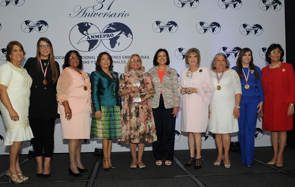 En el centro de la imagen, la señora Rosa Hernández de Grullón recibe el reconocimiento de Asociación Nacional de Mujeres Empresarias Ejecutivas y Profesionales de República Dominicana, ANMEPRO-BPW, junto a las demás mujeres profesionales reconocidas en esta gala y la Vicepresidente de la República, doctora Margarita Cedeño de Fernández, quien ofreció una palabras magistrales durante el evento.