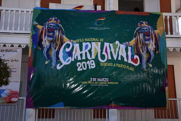  Una vista general del afiche que promociona la celebración del tradicional Desfile Nacional del Carnaval de Santo Domingo 2019, con una especial dedicatoria a la provincia Puerto Plata. 