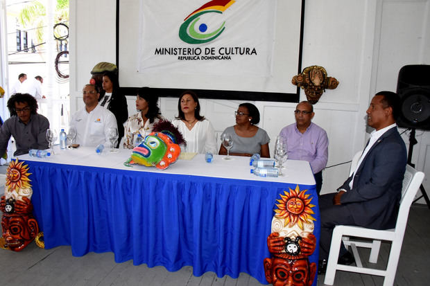 Durante el desarrollo del acto, encabeza la mesa de honor, la viceministra para la Identidad Cultural y Ciudadanía, Edilí Pichardo, junto a Reyes Moore, director Nacional de Carnaval;  Arsenio Díaz, director provincial de Cultura;  Edis Sánchez,  director de Participación Popular,  y las autoridades de la provincia: Juan Ventura, en representación del gobernador Iván Rivera; vice alcaldesa Marisol Almonte, y  Rosa Duncan, vicepresidenta Consejo de Regidores. 