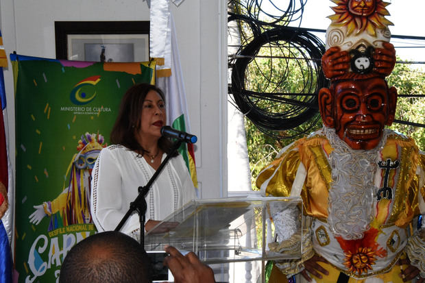 Durante el desarrollo del acto, la viceministra de Identidad Cultural y Ciudadanía, Edili Pichardo, hace entrega de la dedicatoria a la vice alcaldesa Marisol Almonte, en representación del alcalde Walter Musa. Les acompañan: Reyes Moore, director Nacional del Carnaval; la vice alcaldesa Marisol Almonte; Arsenio Díaz, director provincial de cultura, y Rosa Duncan, vicepresidenta del Consejo de Regidores.