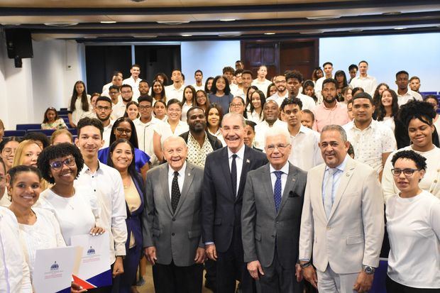 El Ministerio de Educación Superior, Ciencia y Tecnología (MESCYT), otorgó un total de 140 becas nacionales.