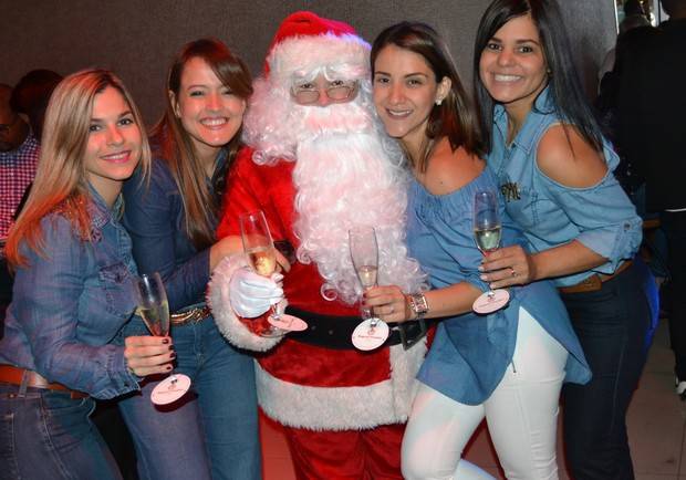 Graciela De Ramón, Cheryl Muñiz, Ghislaine Pfiffner, María Eugenia Hernández con Santa Claus.