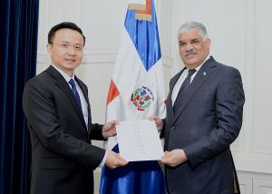 Canciller Miguel Vargas recibe copias de estilo del embajador de China