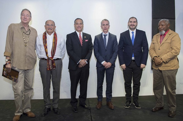 Los artistas Geo Ripley y Gianfranco Fini; el subadministrador de las Empresas Subsidiarias Banreservas, Rienzi Pared Pérez; el representante del embajador de Italia, Paolo Deruda; el director general de la Cámara de Comercio Domínico-italiana, Ángelo Macilletti, y el gerente de cultura del Banco, Juan Freddy Armando en la inauguración de la Muestra Cultural Italia – República Dominicana, en el Centro Cultural Banreservas.