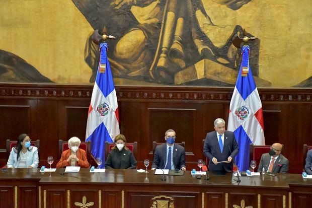 El Senado reconoce a Milagros Ortiz Bosch por su destacada labor en la administración pública.