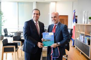 Nuevo Embajador de España realiza visita de cortesía al ministro de Turismo