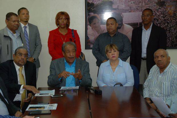 Rafael Suberví Bonilla, acompañado de dirigentes del PRD, anuncia los actos de este miércoles. 