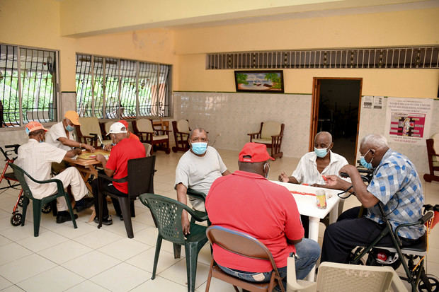 Adultos mayores del país se reintegran a hogares de día .