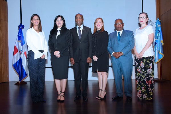 Representantes de las instituciones participantes