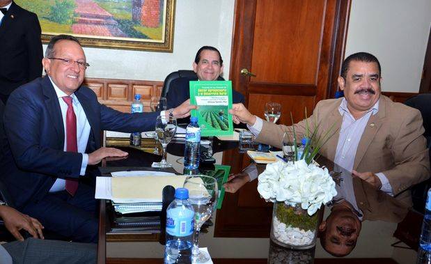 Adriano Sánchez Roa entrega proyecto a Angel Estévez. 