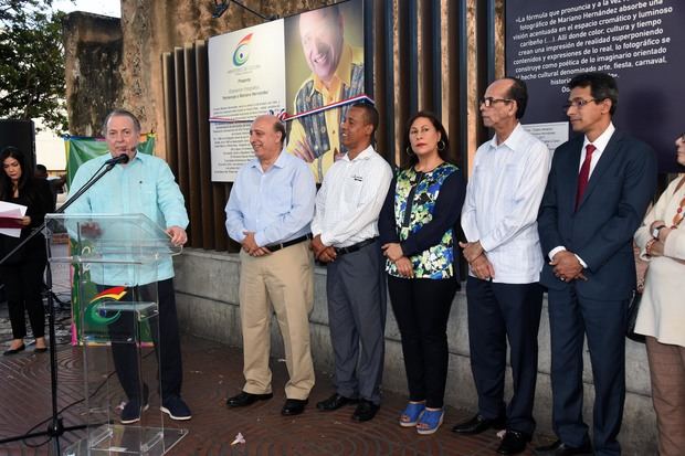 Ministro de Cultura, Eduardo Selman, junto al artista Mariano Hernández y funcionarios del ministerio.