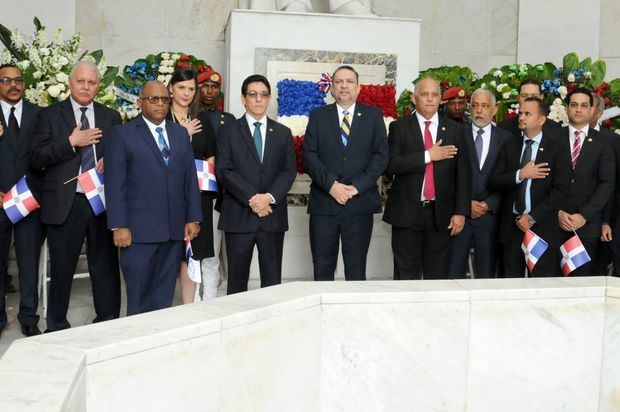 el superintendente de Electricidad, César Prieto,  durante la ofrenda a los Padres de la Patria.