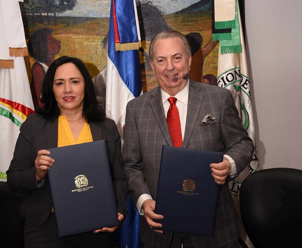 El ministro Eduardo Selman hizo el anuncio durante el acto de firma de un convenio entre el Ministerio de Cultura y el Consejo Nacional de la Persona Envejeciente (CONAPE), representado por su directora, Nathali María Hernández.