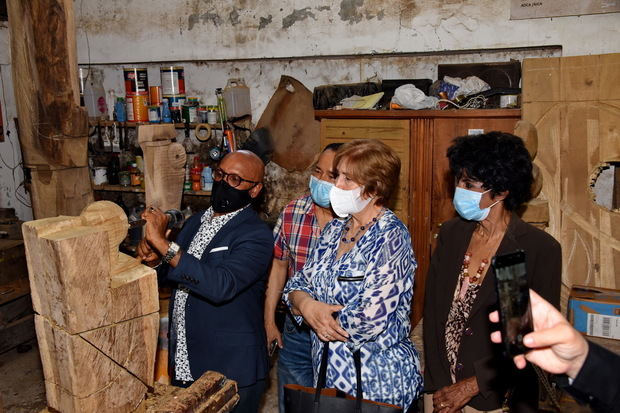 Visita de la ministra Carmen Heredia al taller del artista Juan Trinidad.