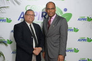 El presidente del Consejo de Administración de Coop Aspire, Daniel Rodríguez, y el gerente general, Gerardo Orozco, en la ceremonia de apertura de las modernas Oficinas Corporativas de la entidad.