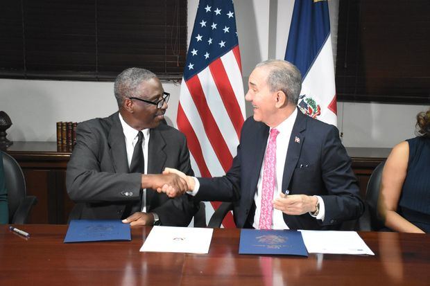 Franklin García Fermín, y el encargado de Negocios de la embajada de los Estados Unidos en el país, Isiah Parnell.