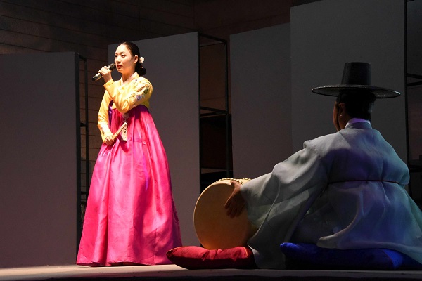 Jang Hyun Won, instrumentista de daegeum y la joven  Dayeon Lee, cantante de pansori, género de canto tradicional de Corea.