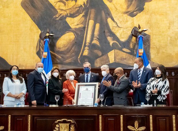 Senado reconoce a Milagros Ortiz Bosch.