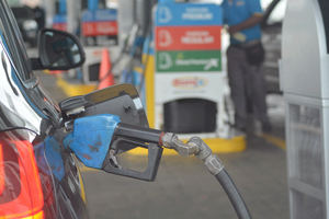 Gobierno dispone baja en precios de gasolinas y variaci&#243;n en otros combustibles