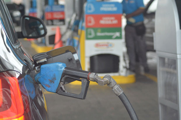 Gobierno dispone baja en precios de gasolinas y variación en otros combustibles