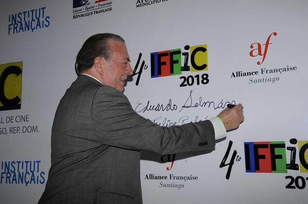 El ministro de Cultura, arquitecto Eduardo Selman, estampa su nombre en cartel del Festival Internacional de Cine de Santiago.