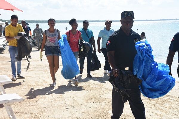 Voluntarios en plena limpieza