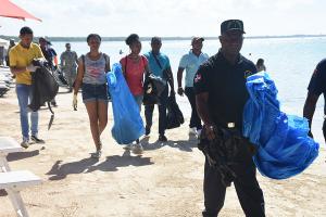 Cientos de voluntarios participan en el día de limpieza de playa en Boca Chica