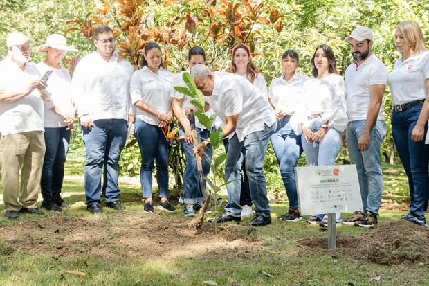 Ágora Mall y 24 Fundaciones conmemoran Día Internacional de la Solidaridad con siembra simbólica en el Jardín Botánico Nacional.