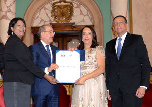 Presidente Danilo Medina entrega Premio Nacional de Periodismo 2019 a Emilia Pereyra