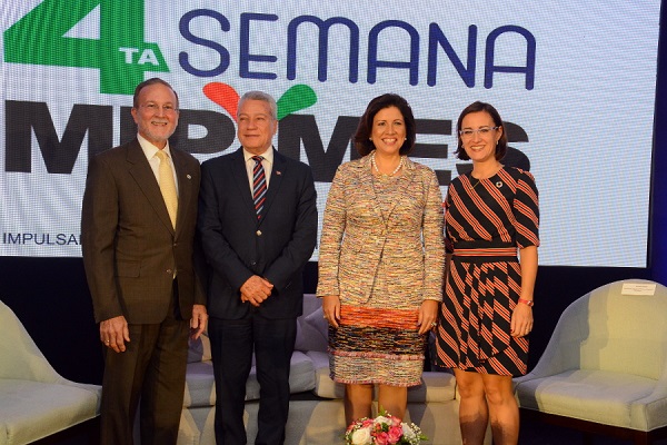 El ministro Nelson Toca Simò, la Vicepresidenta Margarita Cedeño de Ferández, Ignacio Mèndez, Viceministro de Fomento a las Mipymes y Luciana Mernet, del PNUD