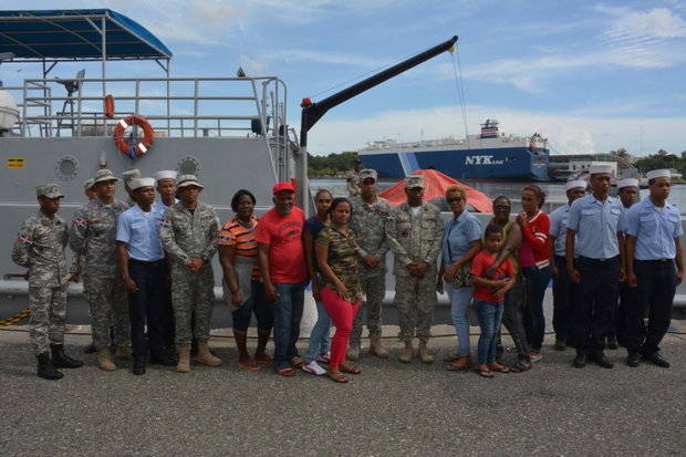 Armada trae de regreso ocho dominicanos residentes en Dominica afectados por huracanes