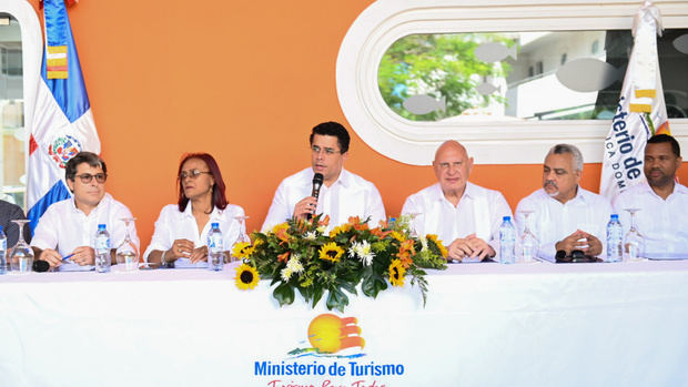 Ministro de Turismo presenta diseño de lo que será el Pueblo de los Pescadores, en Las Terrenas.