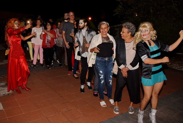 Momento de acción y muestras de talento durante el desenlace de la obra JeJeJe. X Festival Internacional de Teatro FITE.