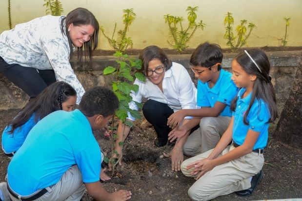 Bupa crea espacios naturales en escuelas de República Dominicana.