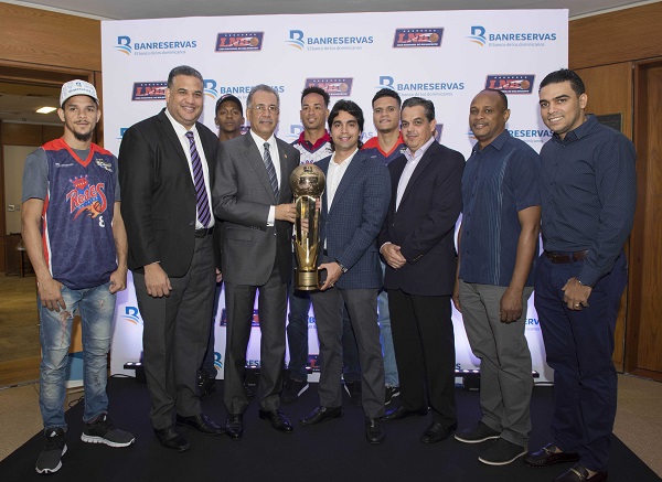El administrador general de Banreservas, Simón Lizardo Mézquita, junto a directivos de la Liga Nacional de Baloncesto y jugadores de Los Reales de La Vega.